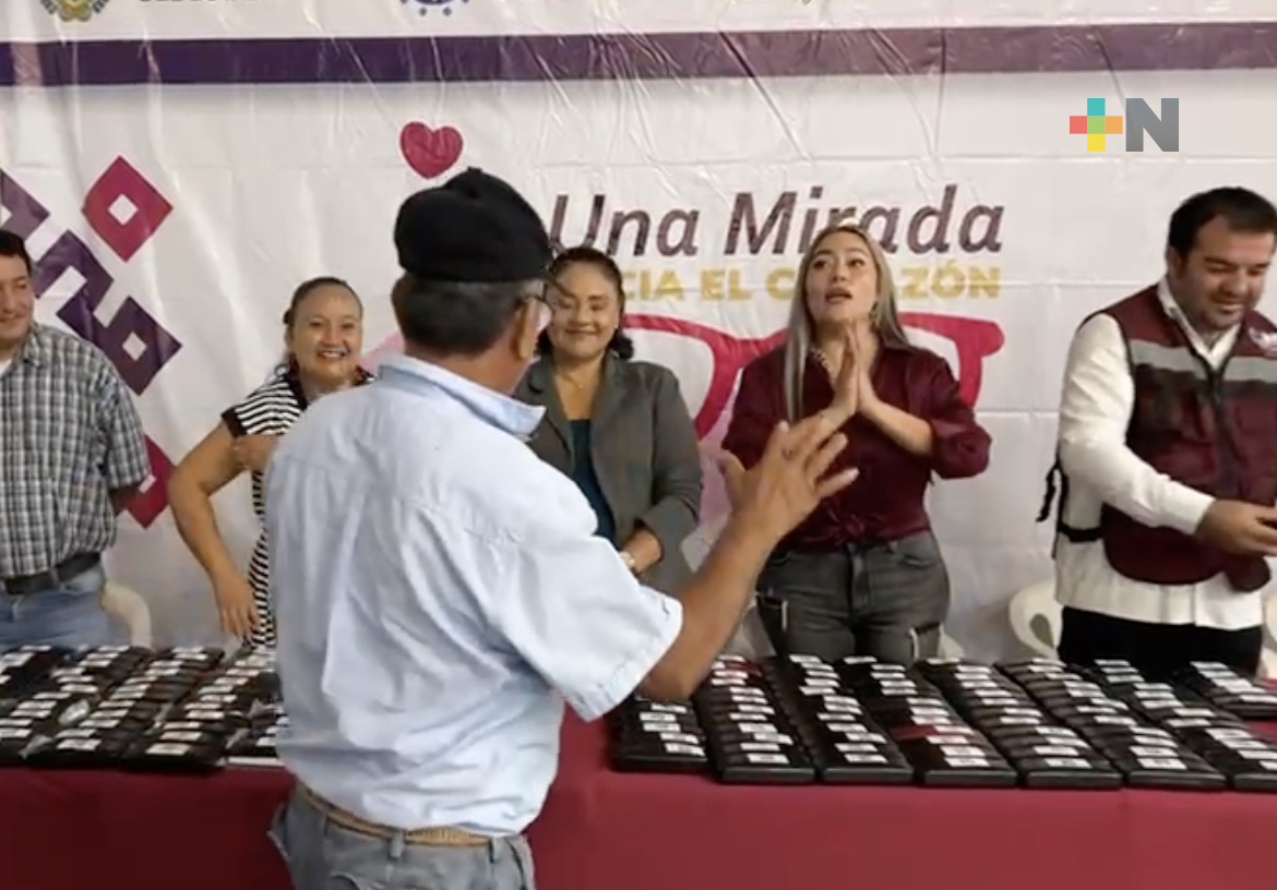 DIF estatal y ayuntamiento de Tres Valles entregan apoyos visuales